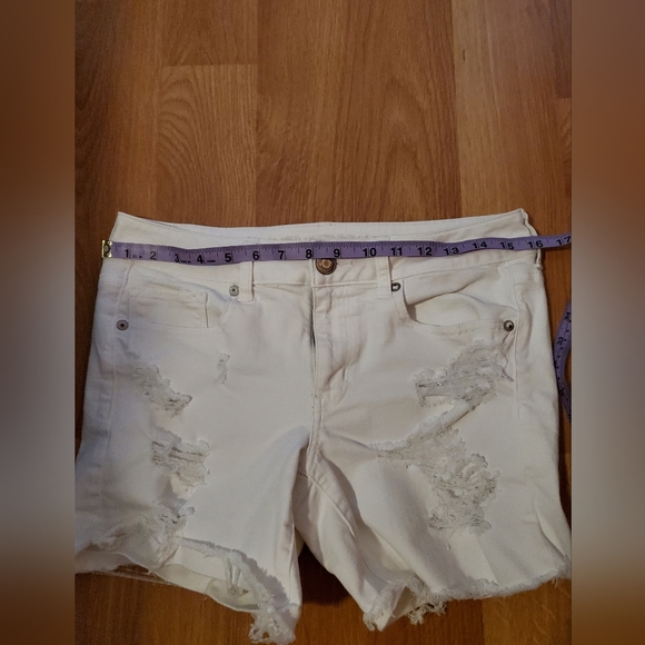 American Eagle White Distressed Jean Shorts Size 8 - Picture 5 of 7